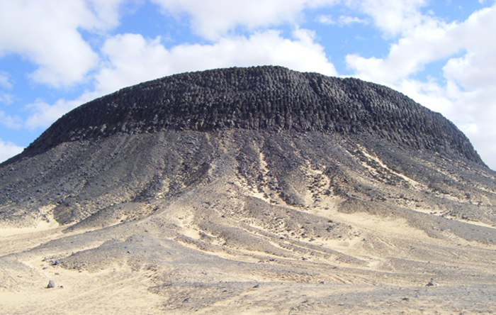 A crazy feature in the black desert - is it a volcanic plug?