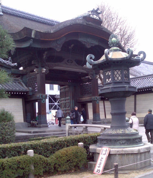 A gate at the Higashi Hongan-ji temple - everything is very big here!