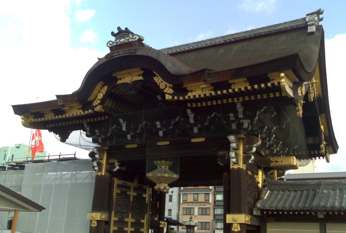 One of the gates at the Nishi Hongan-ji temple. Unfortunately the main building was also again being refurbished and so I couldn't look at that.