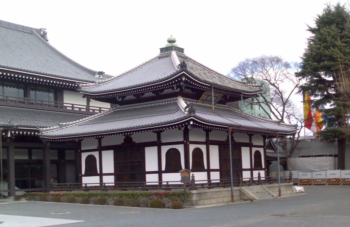 One of the outer buildings at the Nishi Hongan-ji temple.