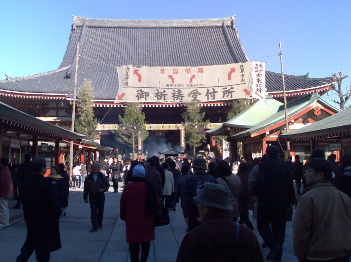 The main building and some of the crowds at the Senso-ji temple.